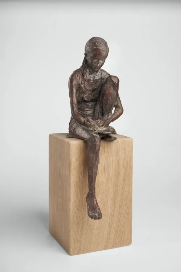 Alle Skulpturen | Bronze>Ars mundi Valerie Otte: »Lesende«