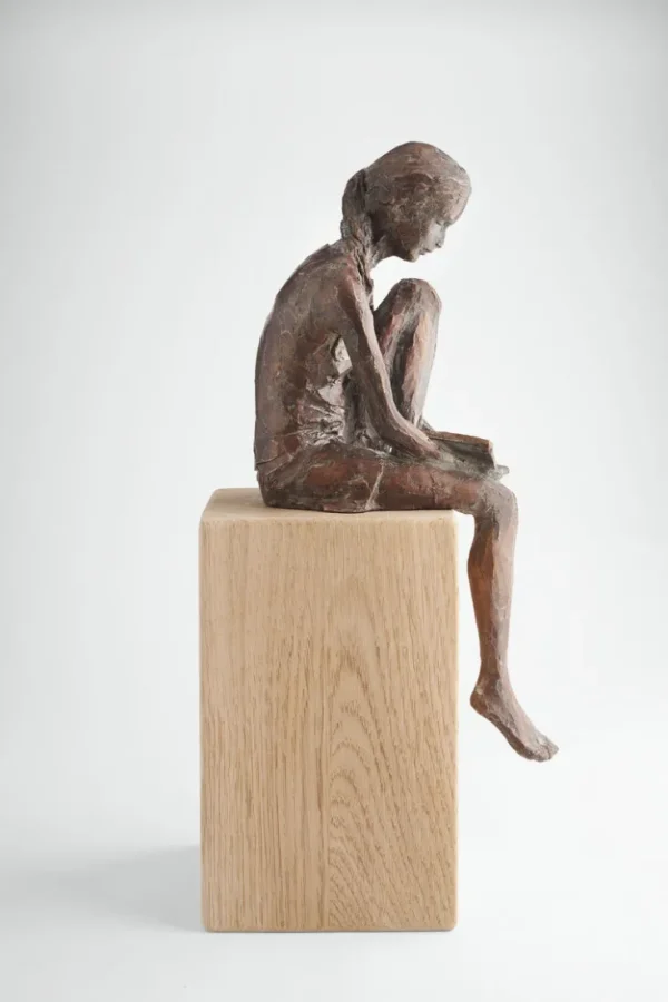 Alle Skulpturen | Bronze>Ars mundi Valerie Otte: »Lesende«